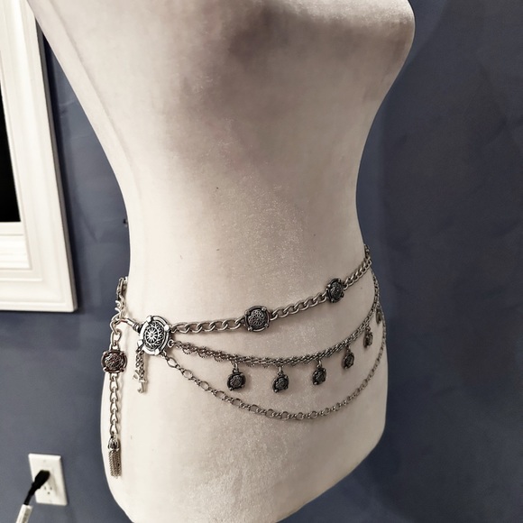 St John Boutique Silver Belt with 3 Chain Strands - Picture 6 of 6